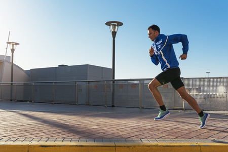 Sobrecarga en los gemelos al correr: así puedes prevenirla