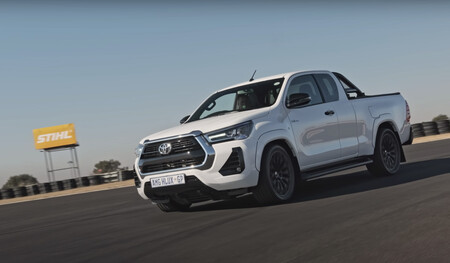 La "Toyota-AMG Hilux 63" existe... por algún motivo, y lleva un colosal V8 de 6.2 litros