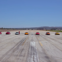 Doce de los mejores súper autos se enfrentan en una competencia de aceleración