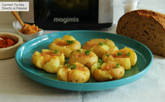 Patatas chafadas con mantequilla de pimentón y ajo