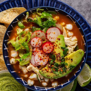 Cómo lograr que el pozole rojo de puerco quede con granos firmes y caldo espeso sin fallar en el intento