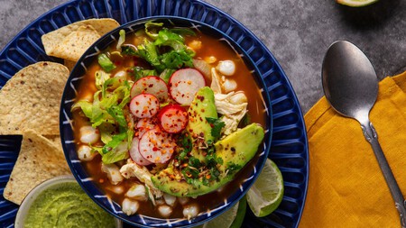 Cómo lograr que el pozole rojo de puerco quede con granos firmes y caldo espeso sin fallar en el intento