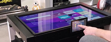 Esta mesita para el salón está a otro nivel: tiene pantalla táctil, manteles virtuales, juegos y hasta espacio para guardar los mandos 