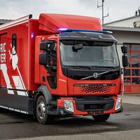 Este camión de bomberos eléctrico con base Volvo reducirá emisiones mientras combate el fuego