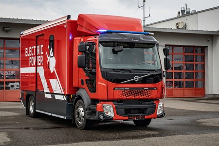 Este camión de bomberos eléctrico con base Volvo reducirá emisiones mientras combate el fuego