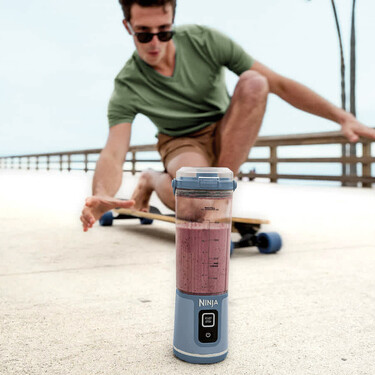 Smoothies en cualquier momento y lugar gracias a esta batidora de vaso portátil que se carga con el cable del móvil 