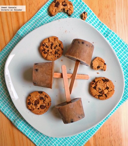 Paletas heladas sabor galletas con chispas de chocolate. Receta para niños