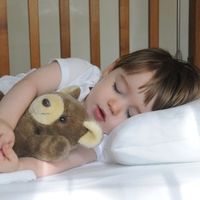 El hospital Niño Jesús matizará su guía sobre el sueño del bebé, pero las explicaciones tampoco convencen