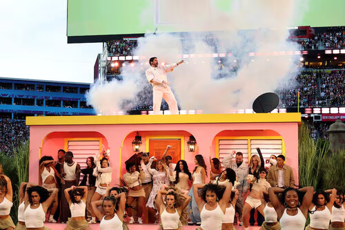 La Casita de Bad Bunny no faltó en la Super Bowl. Por qué es mucho más que un decorado para reunir a superestrellas durante los conciertos