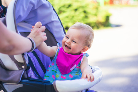 Alquilar en destino cunas y sillitas de paseo para niños: una solución práctica en los viajes familiares