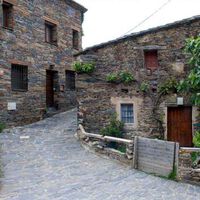 Este pequeño y bonito pueblo tiene 21 coches por cada habitante, pero sus residentes no pueden circular por sus calles