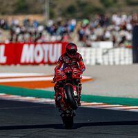 Pecco Bagnaia culmina una remontada legendaria para proclamarse campeón del mundo de MotoGP en Valencia 