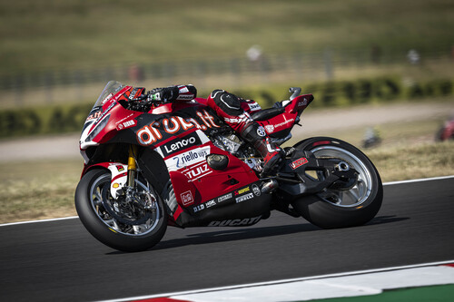 ¡Histórico! Iker Lecuona gana su primera carrera de Superbikes rompiendo la racha de Nicolò Bulega en Donington 