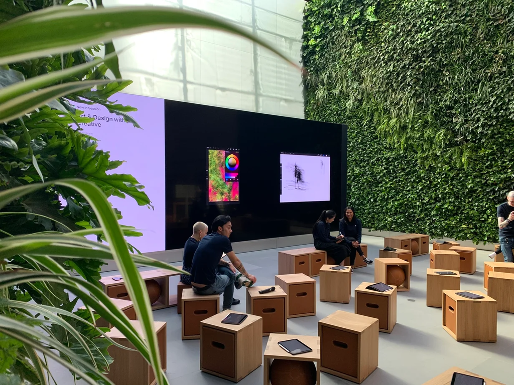 Esta es la Apple Store más extraña del mundo: una cueva con plantas reales en su interior 