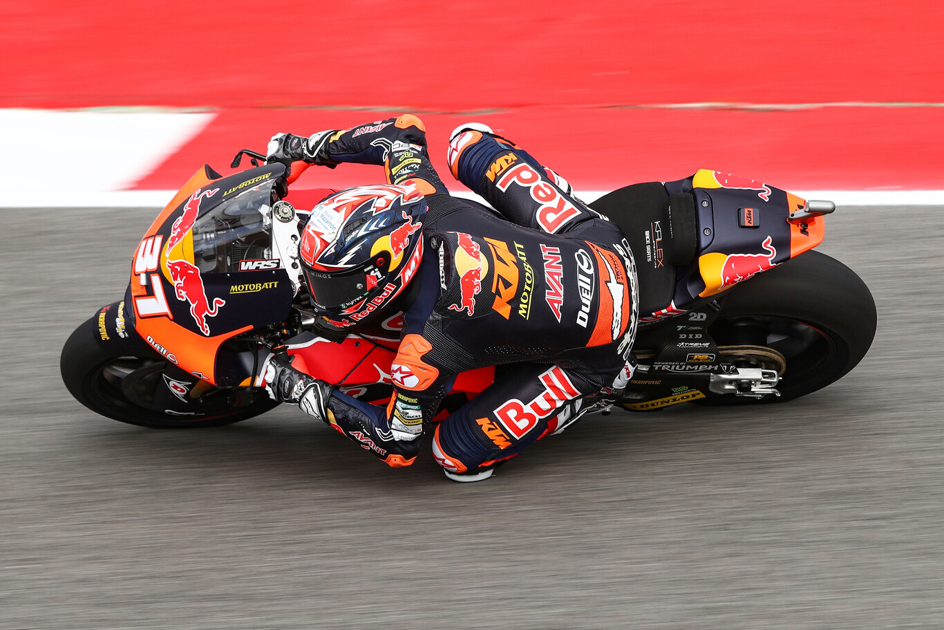 Pedro Acosta controla a Arón Canet en Portimao para ser líder del mundial de Moto2 por primera vez