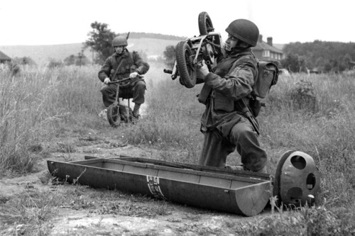 Welbike, el pequeño scooter militar que saltó de la guerra a los circuitos y fue padre de las minimotos