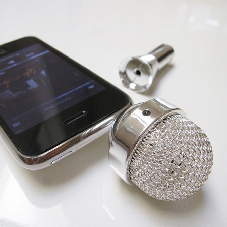 El no va más en accesorios para iPhone es el micrófono retro