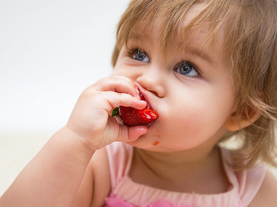 Una buena postura es importante cuando tu peque empieza a comer solito 