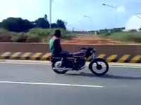 El Pensador, en versión moto pakistaní