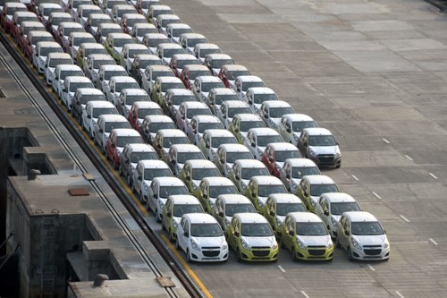 Tardarías mínimo 4 años en pagar un auto nuevo en México si ganaras el mínimo (y no comieras)