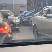 ¡Piedra, papel, tijera! La solución de dos conductores para acabar con el clásico "yo puse primero el intermitente"