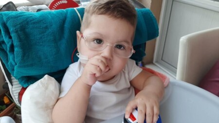 Mert Adrián tiene 18 meses, padece atrofia muscular espinal y necesita el medicamento más caro del mundo antes de su próximo cumpleaños