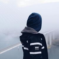 El mejor chollo para las lluvias de otoño es sin duda esta chaqueta Helly Hansen impermeable y cortavientos a precio rebajadí