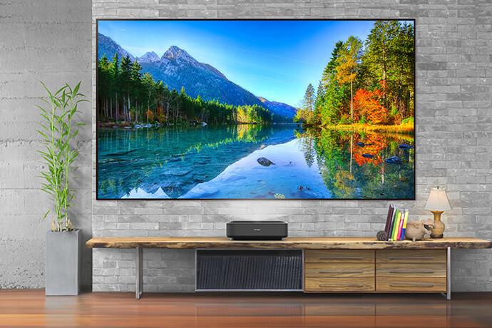 Epson actualiza su gama de proyectores de tiro ultracorto con el LS300 UST, un modelo láser 3LCD con resolución 4K