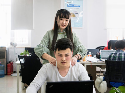 En China buscan "chicas atractivas" para dar masajes a programadores