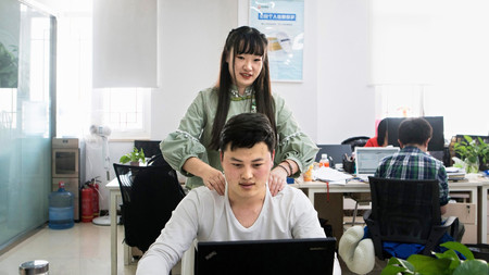 En China buscan "chicas atractivas" para dar masajes a programadores