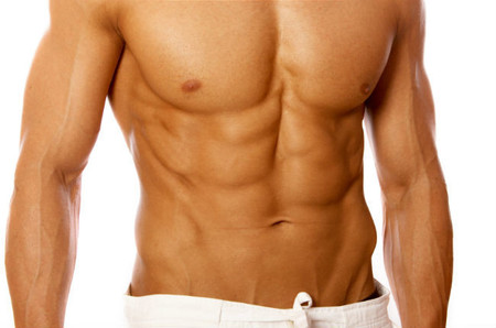 Tres rutinas con toallas para trabajar tu abdomen intensamente sin salir de casa