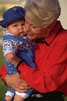 Las abuelas cuidan de sus nietos más que el propio papá según una encuesta