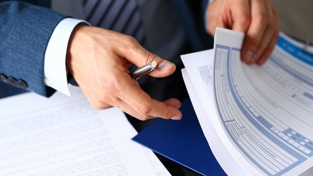 Firmando un seguro del coche