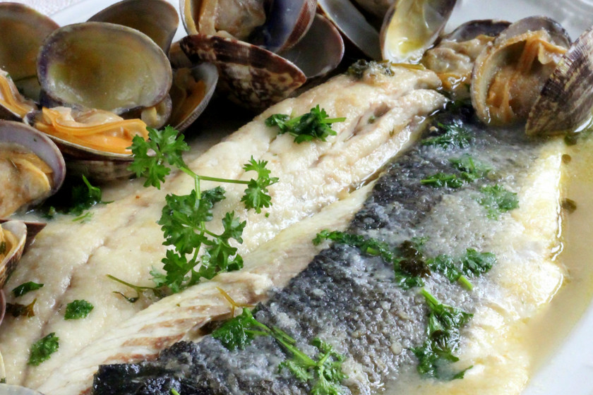 Lubina a la sidra con almejas. Receta de pescado para hacer sin encender el horno