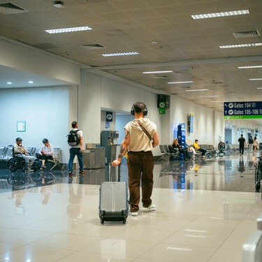 Solo podrás llevar esto gratis en cabina del avión: así son las nuevas reglas del equipaje de mano