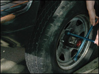 Herido en una pierna al dispararle a la tuerca de una rueda que no conseguía sacar