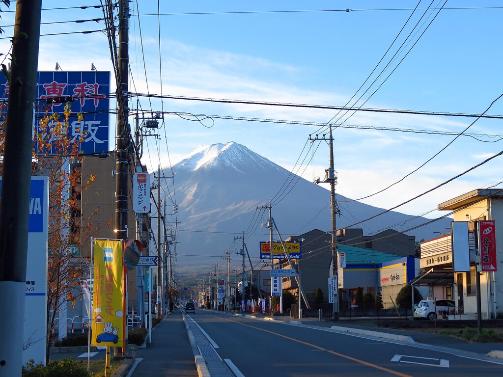 Japón ha decidido construir una enorme barrera para tapar una de sus mejores vistas al Fuji. El motivo: el turismo
