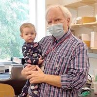 Un profesor puso una cuna en su oficina para cuidar a la bebé de una alumna y que ella pudiera acabar su tesis 