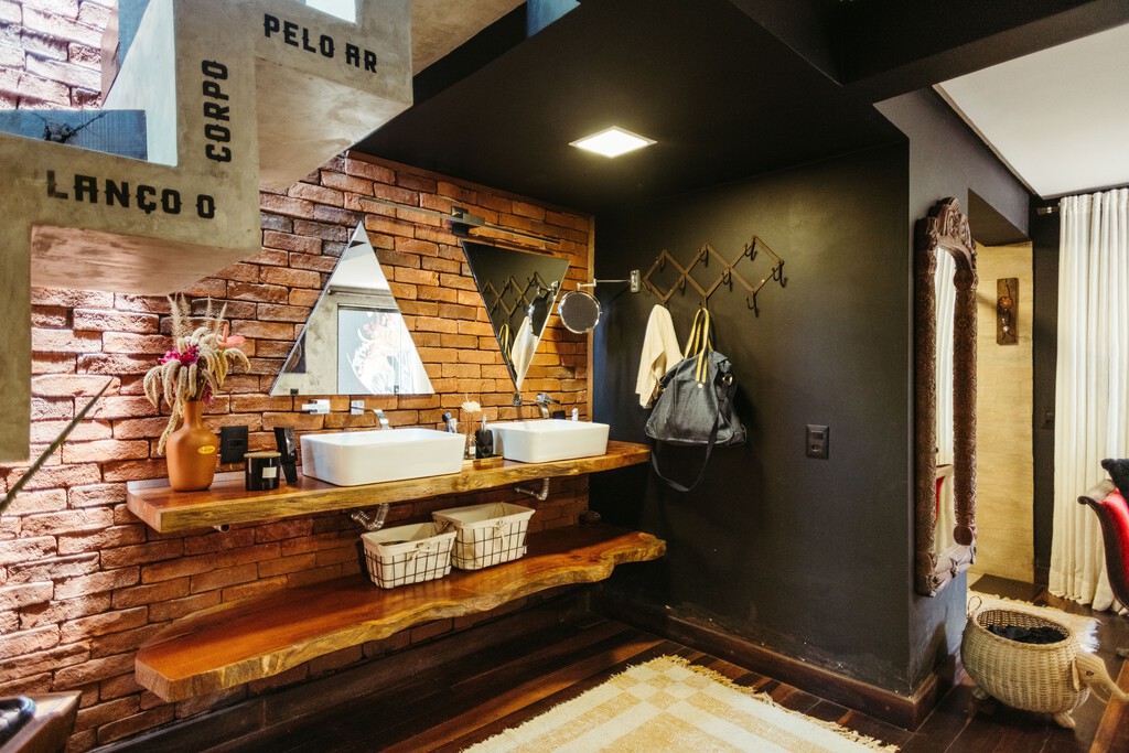 La madera natural queda muy bonita en el baño, pero ojo con los muebles y las puertas porque la humedad no perdona 