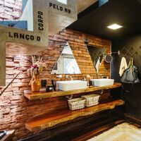 La madera natural queda muy bonita en el baño, pero ojo con los muebles y las puertas porque la humedad no perdona 