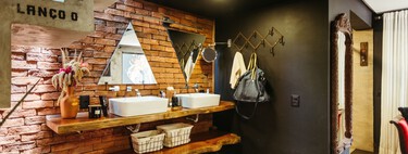 La madera natural queda muy bonita en el baño, pero ojo con los muebles y las puertas porque la humedad no perdona 