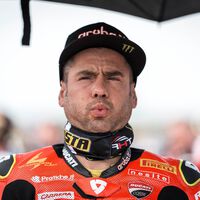 "En MotoGP todos aplauden a Marc Márquez, en Superbikes a mí me penalizan". Álvaro Bautista estalla contra sus lastres 