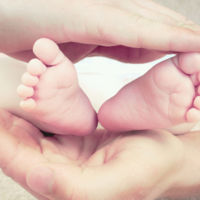 Tras morir su madre, un bebé prematuro se alimenta de la leche materna donada por otras mujeres