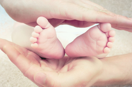 Tras morir su madre, un bebé prematuro se alimenta de la leche materna donada por otras mujeres