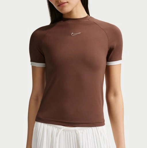 Nike Sportswear Camiseta de manga corta con ajuste entallado - Mujer