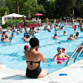 Este pueblo suizo prohíbe la entrada de franceses a su piscina para evitar las “faltas de civismo”. ¿Cómo crees que son esos franceses?