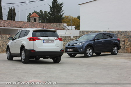 Toyota RAV4 2013, en blanco y azul