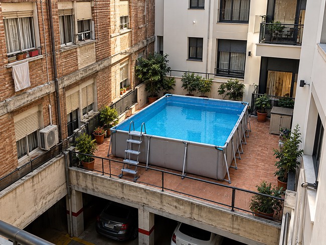 Piscina En Patio Urbano Entre Edificios