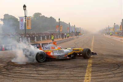 Adam Khan será el piloto en los roadshows de Renault