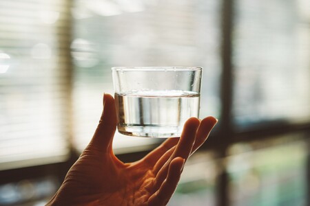Si en casa bebes agua embotellada, olvídate de pelear con las garrafas: cinco dispensadores de agua que te harán la vida mucho más fácil